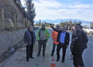 – Εντάξει δεν έπεσε να μας πλακώσει… ακόμη… το προλαβαίνουμε