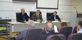 Σιωπούν και σύρονται πίσω από ένα μη θεσμικό φορέα…