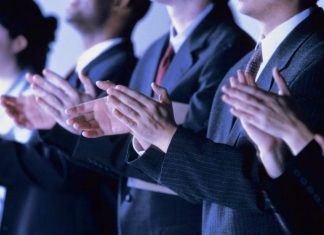 Το πρόβλημα με τους χειροκροτητές είναι ότι ξέρουν μόνο να χειροκροτούν