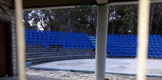 “Η Κοινωνία Μπροστά”: «Πέταξαν»… τα μπλε καθίσματα στο θεατράκι του Λιμανιού