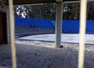 “Η Κοινωνία Μπροστά”: «Πέταξαν»… τα μπλε καθίσματα στο θεατράκι του Λιμανιού