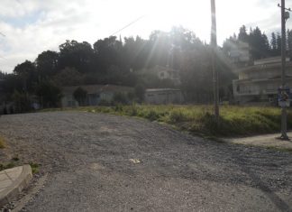 “Δεν περισσεύει άσφαλτος για τον χαλικόδρομο που οδηγεί στο 7ο Νηπιαγωγείο Αγρινίου!”