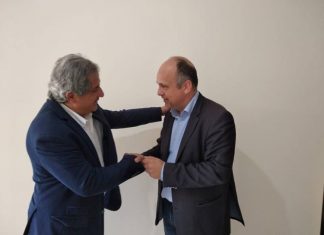 Το κόμμα που στηρίζεται στις σταυροβελονιές…