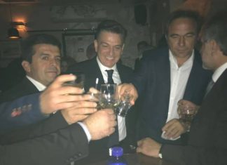 – Στην υγειά των κορόϊδων!