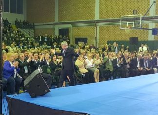 – Δοξάστε με!