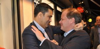 Καραμανλής και Ρουσόπουλος στο εκλογικό κέντρο του Γ. Παπαναστασίου