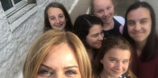 «Σελφάρει» και «σελφάρεται» η Χριστίνα