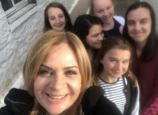 «Σελφάρει» και «σελφάρεται» η Χριστίνα