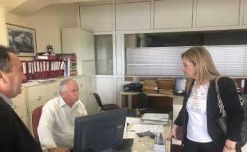 Η Χριστίνα Σταρακά σε δημόσιες υπηρεσίες, τράπεζες και επιχειρήσεις