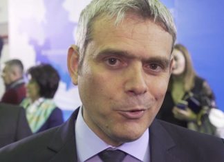 – Εγώ κοινοβουλευτικός εκπρόσωπος; Όχι δα!