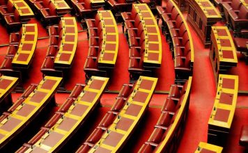 Υπουργοί και βουλευτές σε «λευκή απεργία»