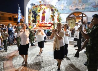 Πλήθος κόσμου τον Επιτάφιο της Παναγίας στο Αντίρριο