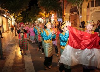 Εμείς μποστά και οι φιλοξενούμενοί μας έπονται…
