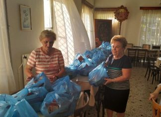 Διανομή τροφίμων και σχολικών ειδών από τον Ι.Ν. Αγίας Τριάδας Αγρινίου
