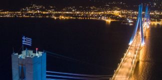 Γέφυρα Ρίου Αντιρρίου: Φωτισμένη και με σύνθημα «Αξιοποίησε την Ψήφο σου» για τις ευρωεκλογές