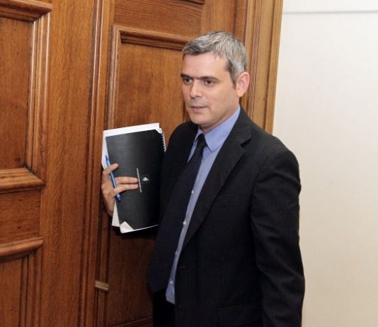 – Διαφωνώ, αλλά ψηφίζω, γιατί έξω απ΄ το μαντρί είναι λύκος!
