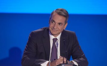 Η ανησυχία για τα… τραπεζώματα Μητσοτάκη με τους βουλευτές