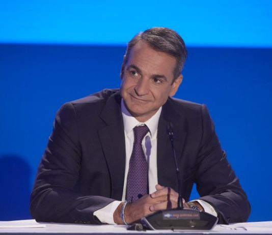 Η ανησυχία για τα… τραπεζώματα Μητσοτάκη με τους βουλευτές