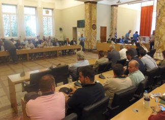 – Ρε, δεν θέλουμε να κάνετε εισηγήσεις, θέλουμε να σας κάνουμε ανάκριση!