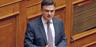 Tο ΠΑΣΟΚ βάζει στο κάδρο των ευθυνών για τα Τέμπη και το Θάνο Μωραΐτη