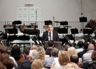 – Μετά το Μαζώ της Χριστίνας, λέω να ρίξω ένα Caruso να ‘ρθουμε στα ίσα μας