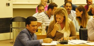 Με το βλέμμα στον… Τύπο εν μέσω συνεδρίασης