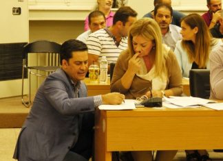 -Εδώ πάντως να ξέρεις είναι η νομιμότητα, άμα αποφασίσεις να σταματήσεις το χορό μεταξύ νόμου και παρανομίας…