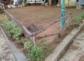 Με την πρώτη βροχή τα χώματα στο πεζοδρόμιο