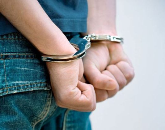 Mεσολόγγι: Δύο συλλήψεις ανηλίκων για bullying – Εξανάγκασαν 14χρονο να γονατίσει και τον βιντεοσκοπούσαν