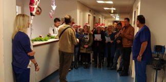 Χριστουγεννιάτικα κάλαντα από τη χορωδία του ΣΔΕ Αγρινίου στην παιδιατρική του Νοσοκομείου Αγρινίου