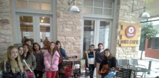 Τα κάλαντα από τους μαθητές του Καλλιτεχνικού στους δρόμους του Μεσολογγίου