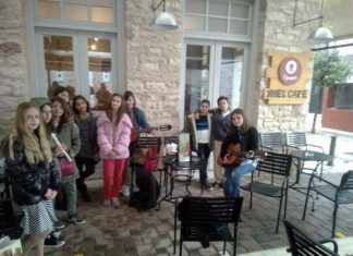 Τα κάλαντα από τους μαθητές του Καλλιτεχνικού στους δρόμους του Μεσολογγίου