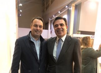 – Mένουμε Δύση!