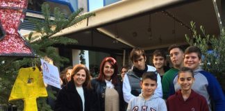 Μαθητές στόλισαν δέντρα σε πλατείες του Αγρινίου