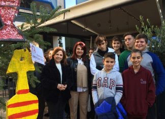 Μαθητές στόλισαν δέντρα σε πλατείες του Αγρινίου