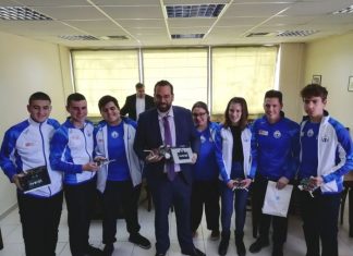 Μαθητές από την Αιτωλοακαρνανία που διακρίθηκαν στη Ρομποτική βράβευσε Νεκτ. Φαρμάκης