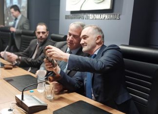 – Mάκη μου, με εσένα έχω ιδεολογική και πολιτική συνάφεια, ο Θάνος δεν με «έπαιξε» και δεν τον «παίζω» ούτε εγώ