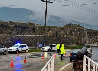 Έλεγχοι της Αστυνομίας στην Πλωτή Γέφυρα «Αγία Μαύρα»