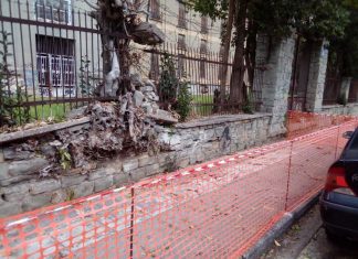 Περιμένοντας την Εφορεία Νεωτέρων Μνημείων