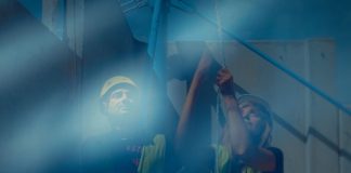 Εργαζόμενοι ύψωσαν τη γαλανόλευκη στον ψηλότερο πυλώνα της Γέφυρας