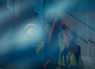 Εργαζόμενοι ύψωσαν τη γαλανόλευκη στον ψηλότερο πυλώνα της Γέφυρας