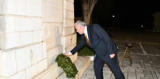 Το… μοναδικό στεφάνι για τα 194 χρόνια από την Έξοδο του Μεσολογγίου