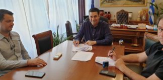 Υπεγράφη η σύμβαση για τη συντήρηση των αύλειων χώρων των σχολείων του Αγρινίου
