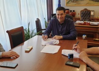 Υπεγράφη η σύμβαση για τη συντήρηση των αύλειων χώρων των σχολείων του Αγρινίου