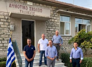 Ο Σπήλιος Λιβανός δίπλα στους ελαιοπαραγωγούς του Αιτωλικού