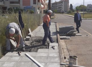 Εργασίες αποκατάστασης των πεζοδρομίων στην περιοχή του Πανεπιστημίου