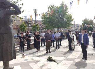 Κατάθεση στεφάνων στο μνημείο «Μικρασιατών και Ποντίων Προσφύγων»