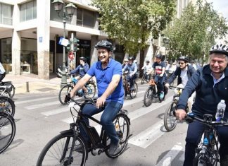 – Ορίστε, πως με κατάντησε η Οικονομική Υπηρεσία