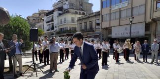 Κατάθεση στεφάνων στο Μνημείο των Πεσόντων για την επέτειο απελευθέρωσης του Αγρινίου