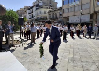 Κατάθεση στεφάνων στο Μνημείο των Πεσόντων για την επέτειο απελευθέρωσης του Αγρινίου